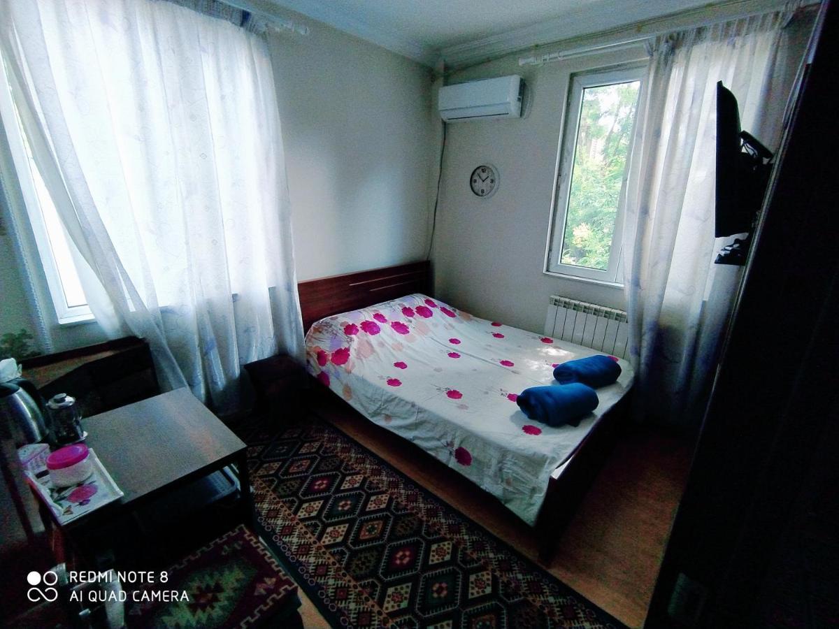 Rose House Ostello Tbilisi Esterno foto